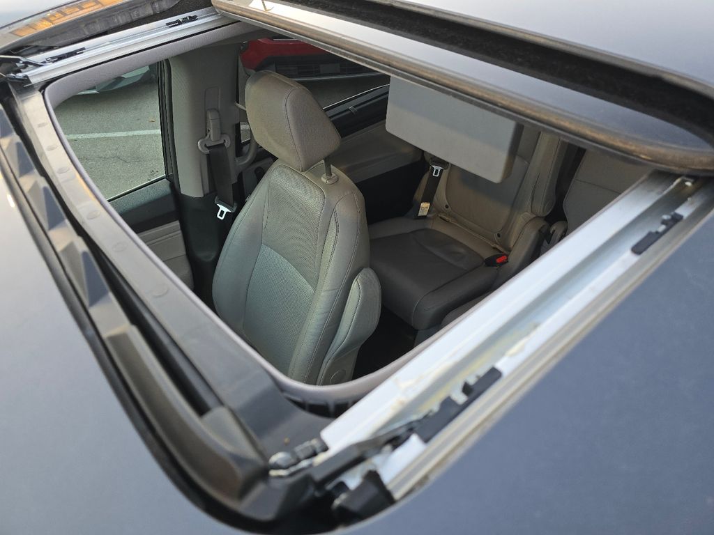 2018 Honda Odyssey Elite photo 2