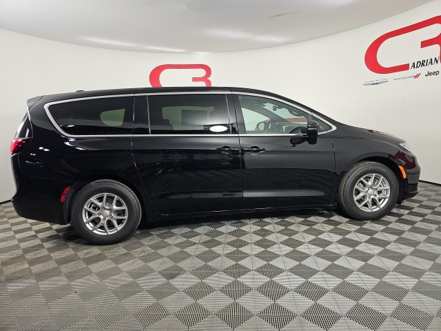 2026 Chrysler Pacifica photo 8