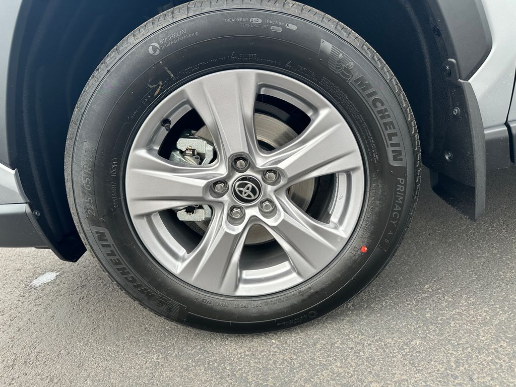 2025 Toyota RAV4 XLE photo 12