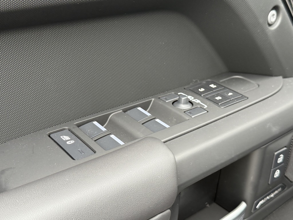 2025 Land Rover Defender 130 S photo 10
