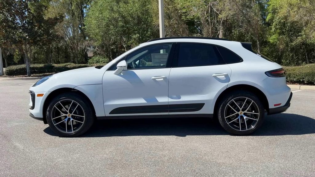 2025 Porsche Macan Base photo 5