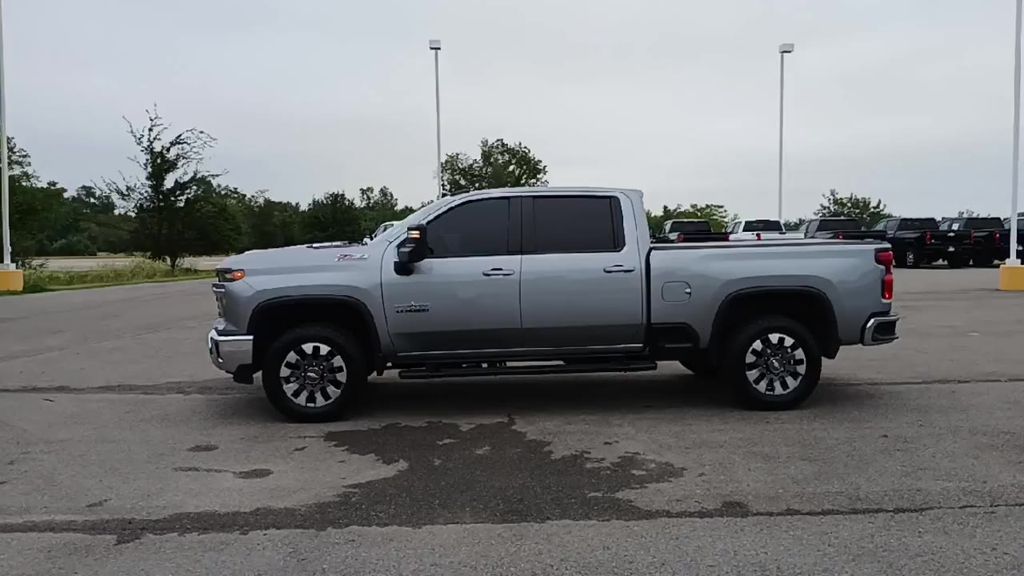 2025 Chevrolet Silverado 2500HD LT photo 4