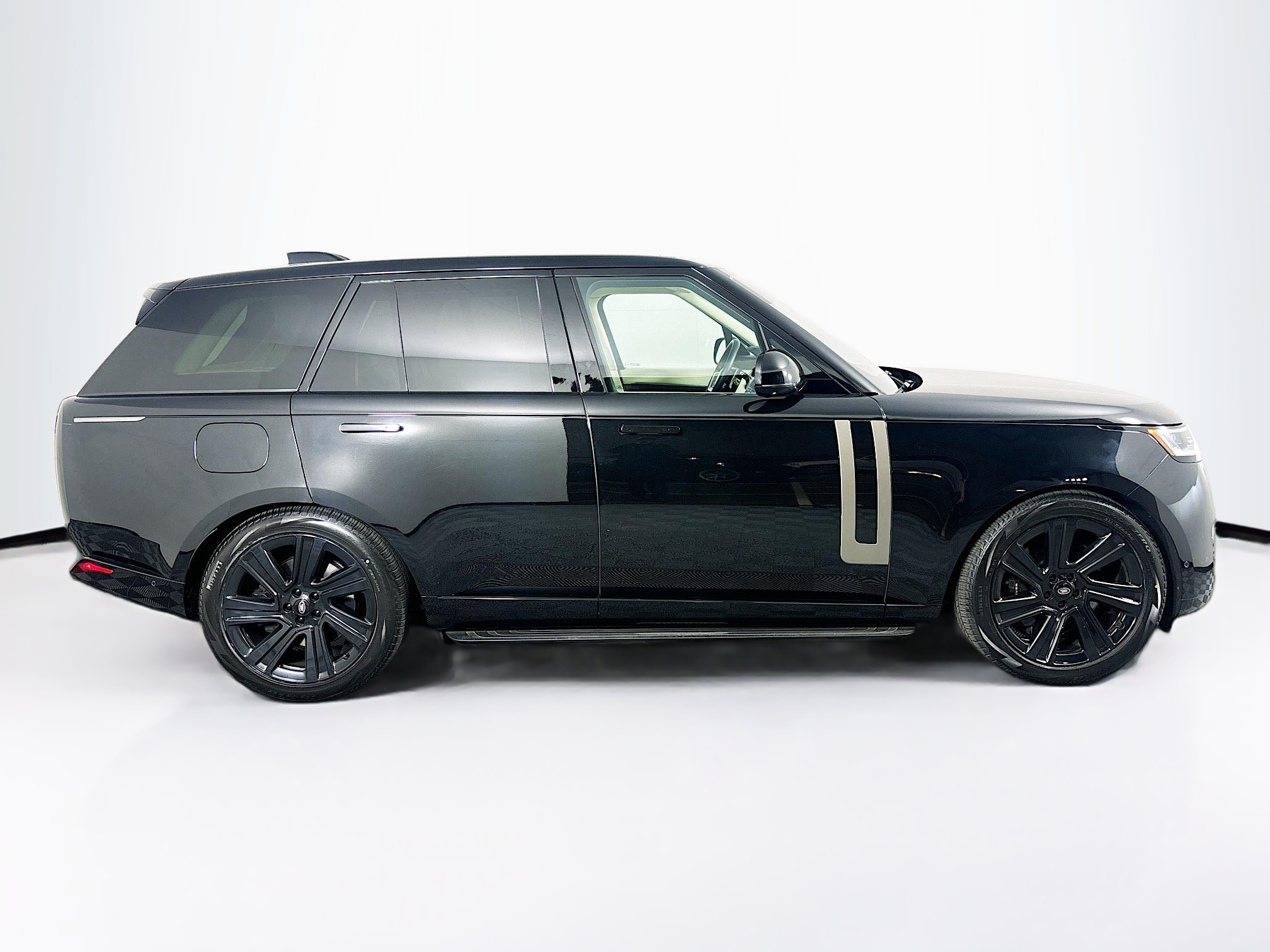 2023 Land Rover Range Rover SE photo 3