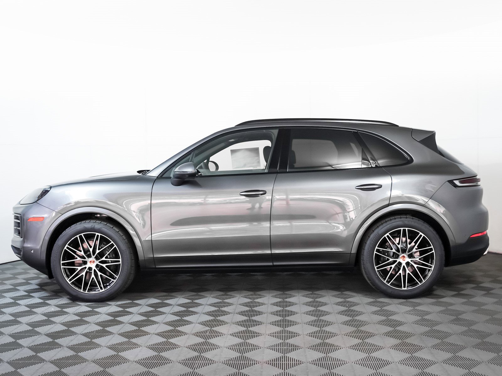 2025 Porsche Cayenne photo 2