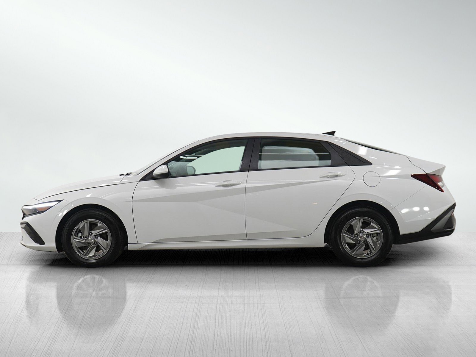 Certified 2025 Hyundai Elantra SE with VIN KMHLL4DG4SU013067 for sale in Minneapolis, Minnesota