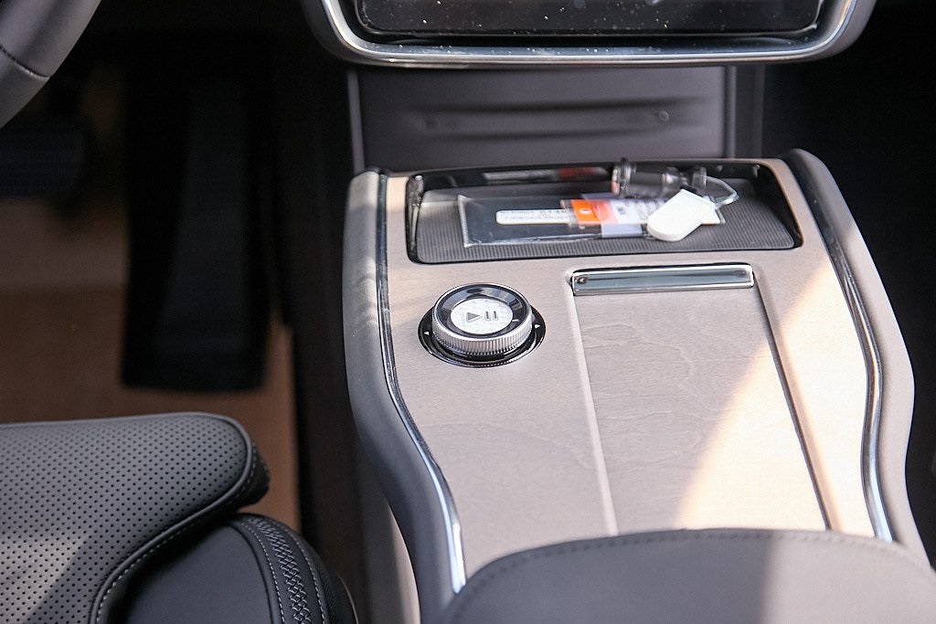 2025 VOLVO EX90 - Image 28