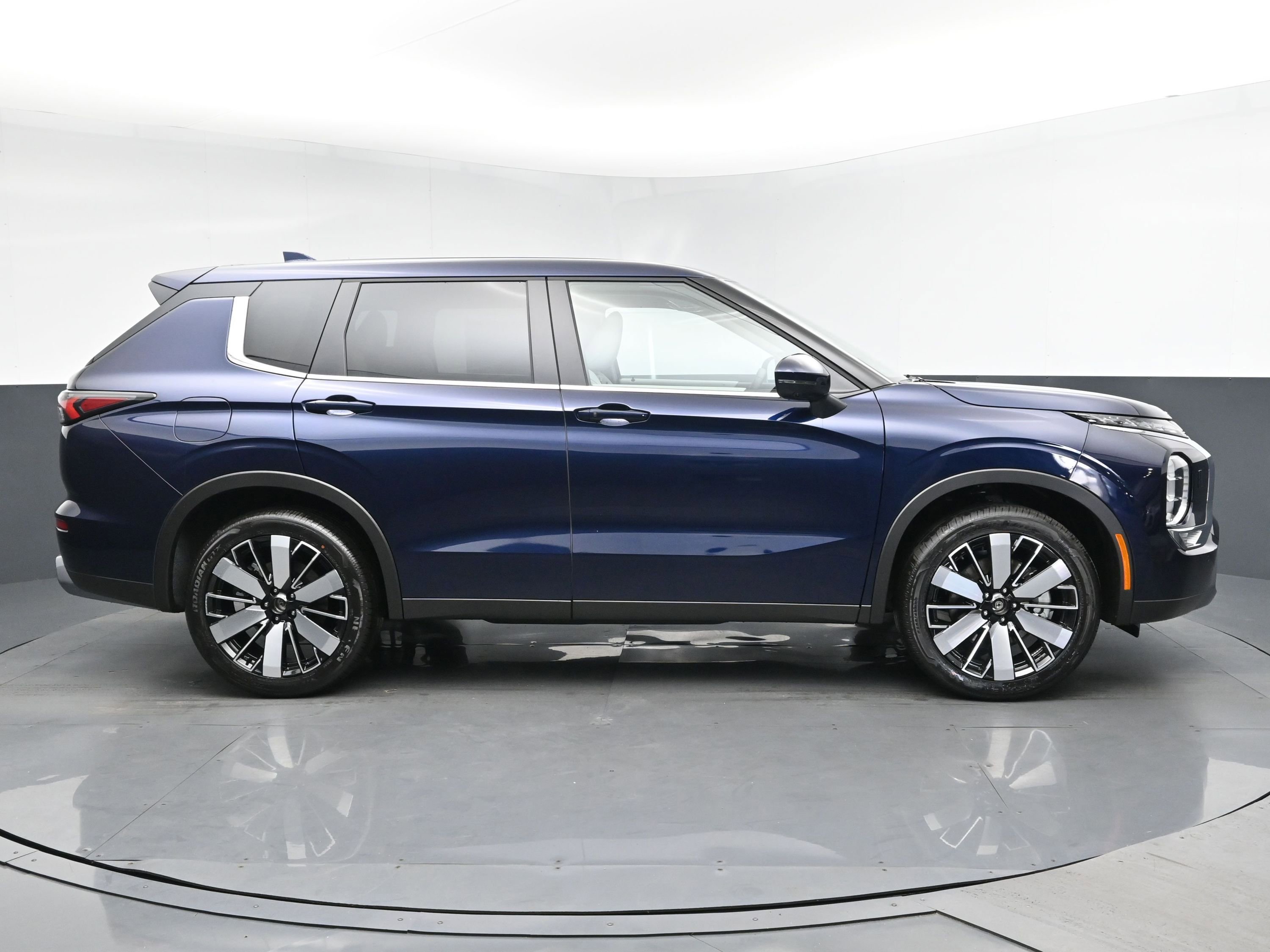 2025 Mitsubishi Outlander SE Ralliart photo 2