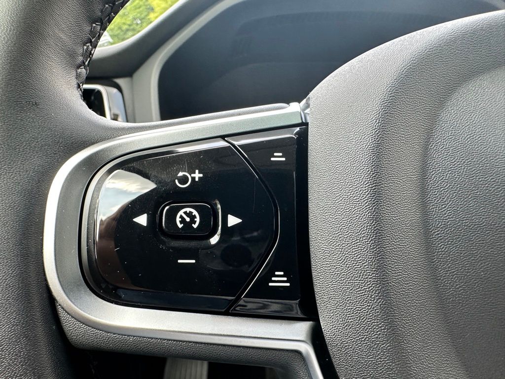 2025 Volvo XC60 B5 Plus photo 20
