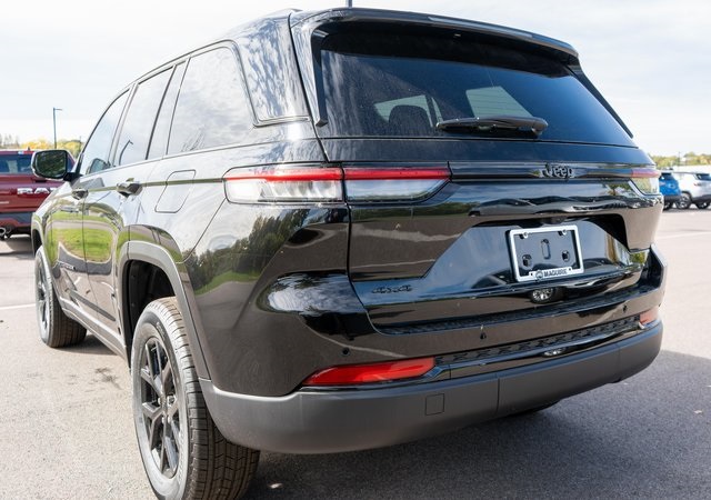 2025 Jeep Grand Cherokee Laredo Altitude photo 4