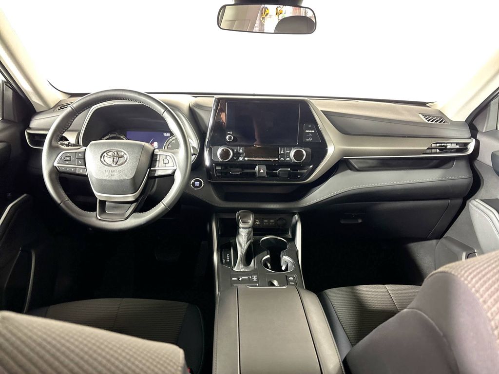 2023 Toyota Highlander LE photo 12