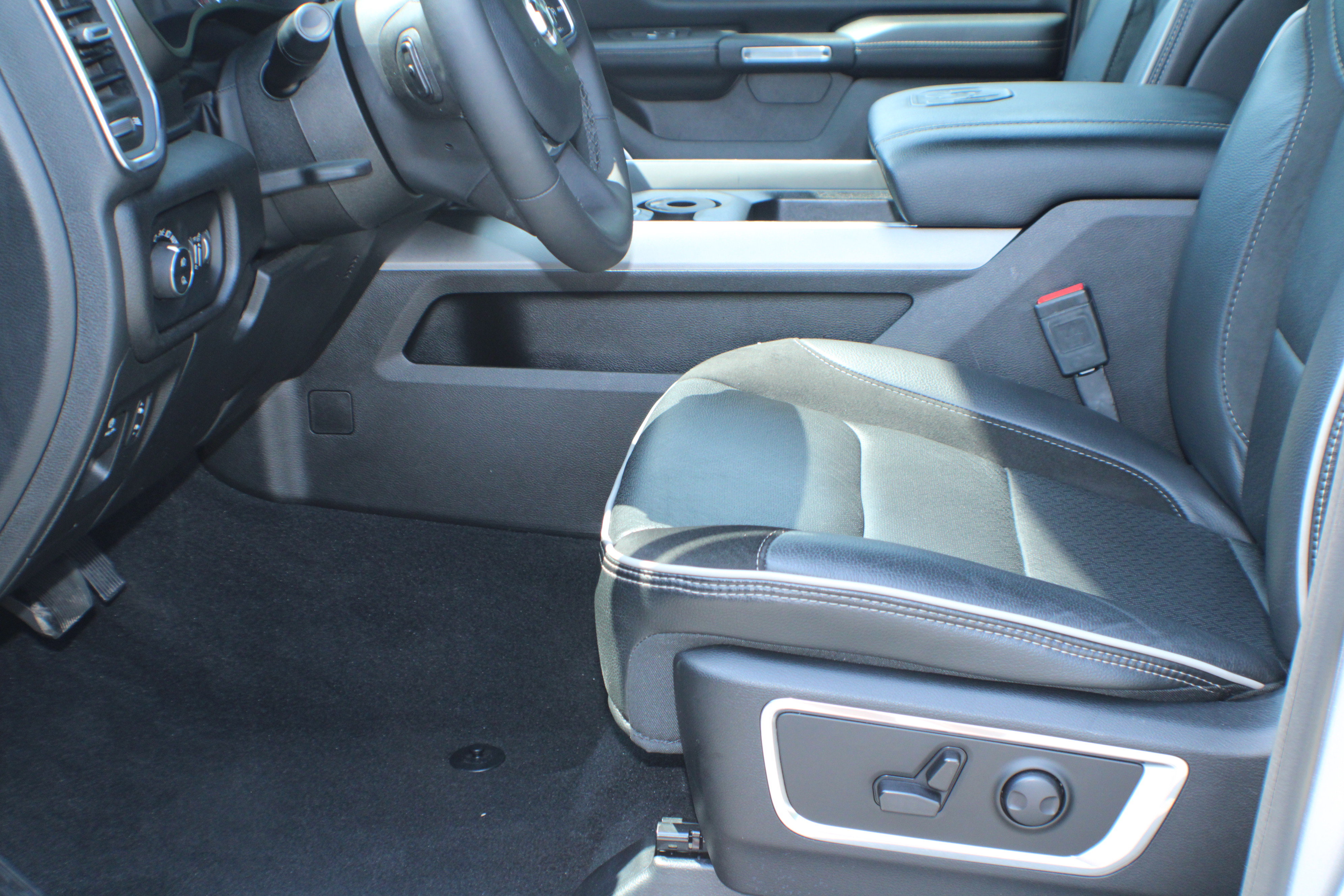 2025 Ram 1500 Laramie photo 11