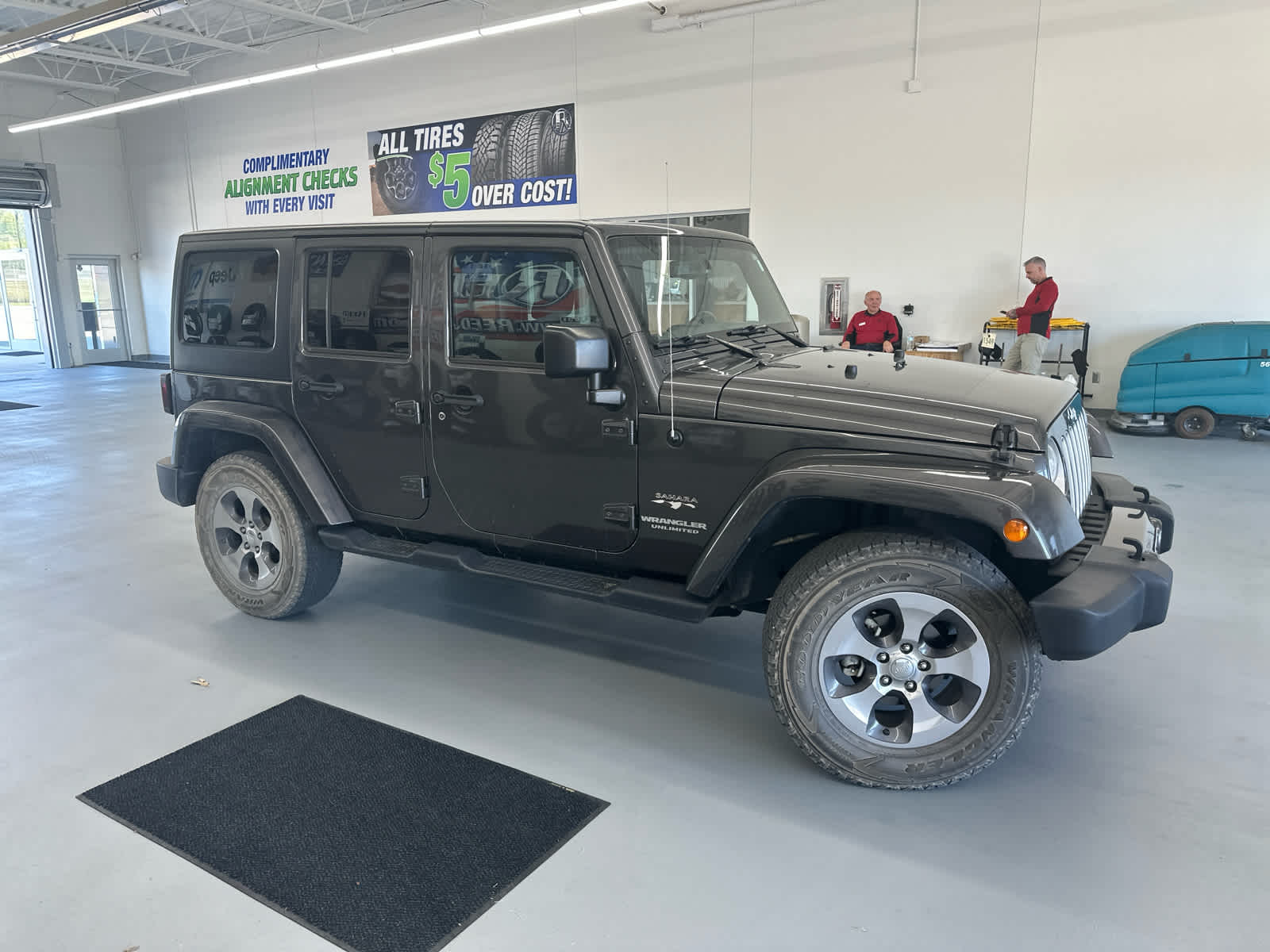 2017 Jeep Wrangler Unlimited Sahara photo 4