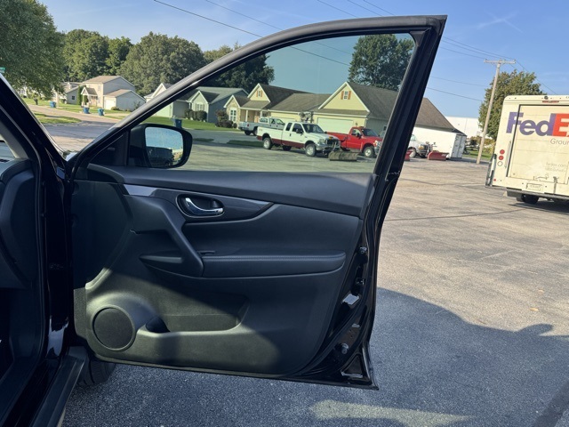 2018 Nissan Rogue SV photo 17