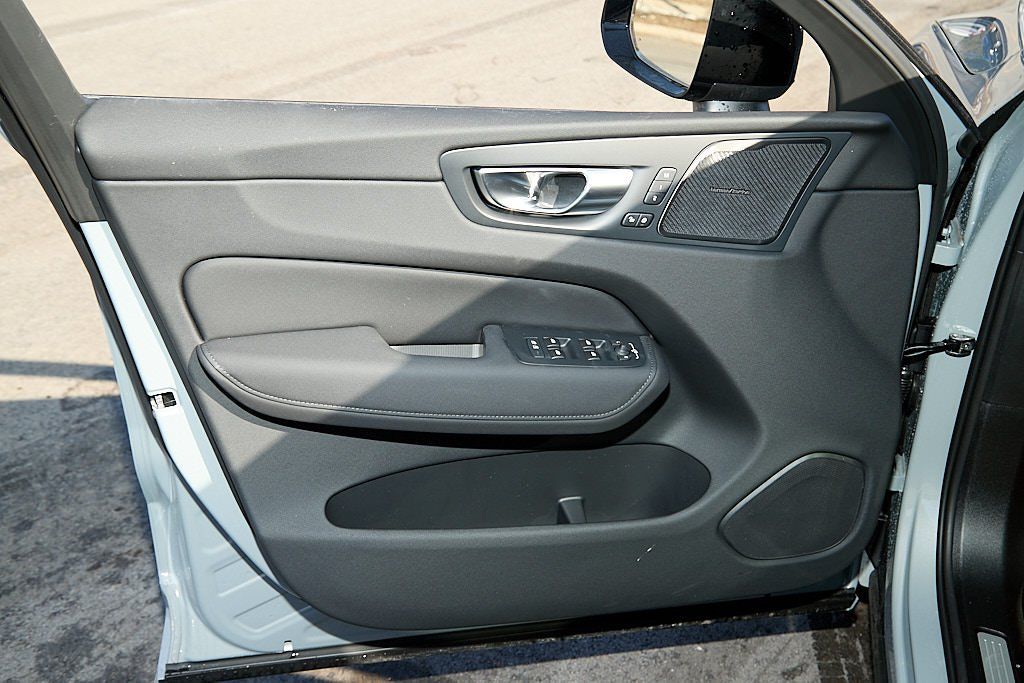 2026 VOLVO XC60 - Image 9