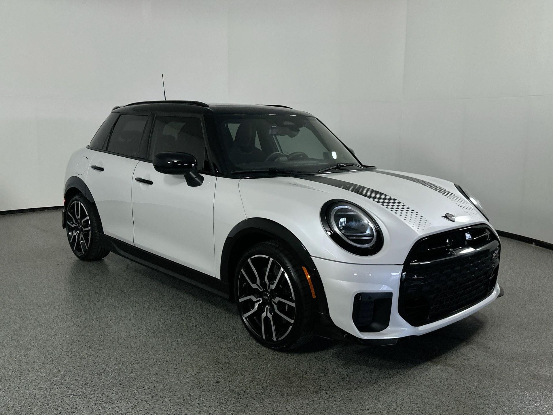 2025 Mini Cooper S Hardtop 4 Door photo 3