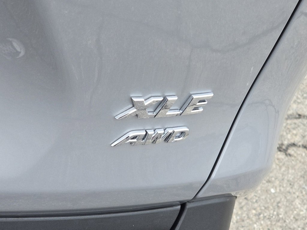 2025 Toyota RAV4 XLE photo 4