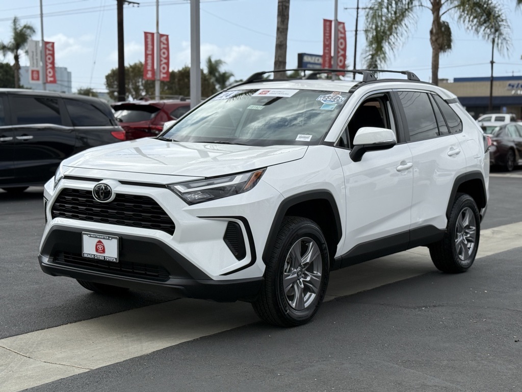 2024 Toyota RAV4 XLE photo 3