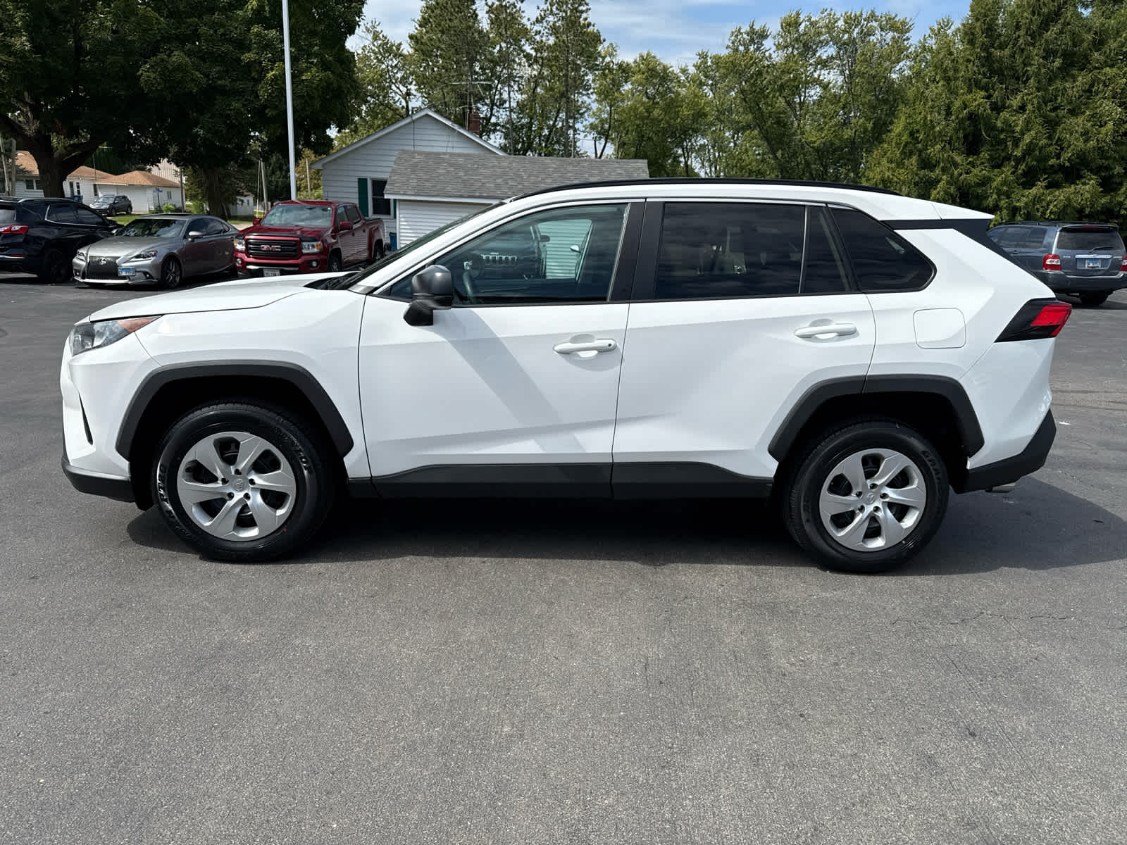 2019 Toyota RAV4 LE photo 5
