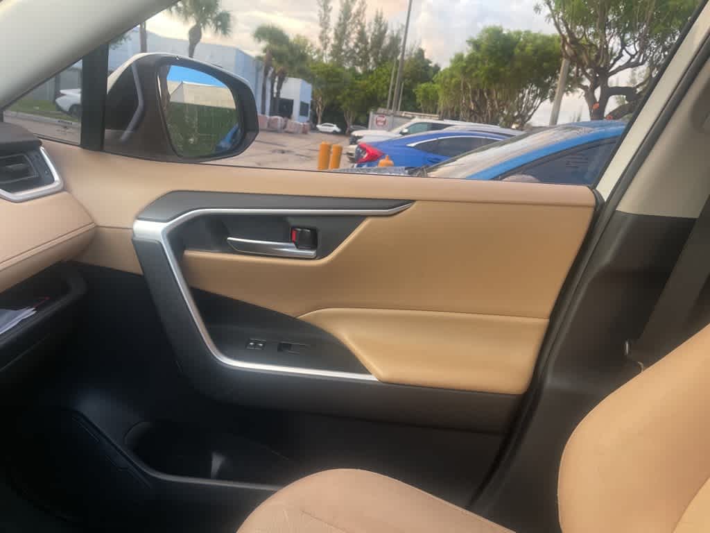 2019 Toyota RAV4 Premium XLE photo 16