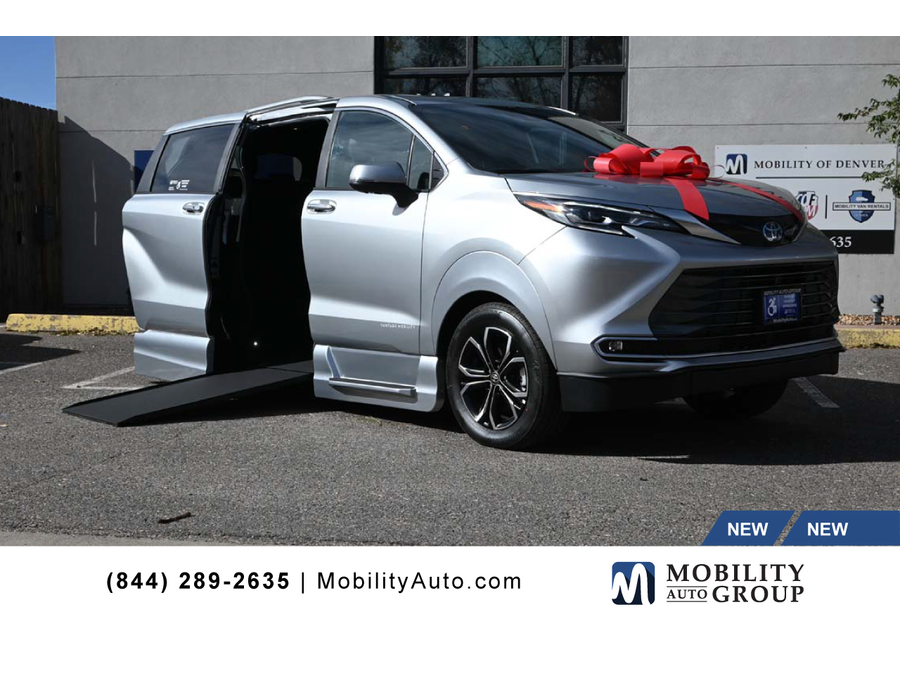 2025 Toyota Sienna Platinum's photo