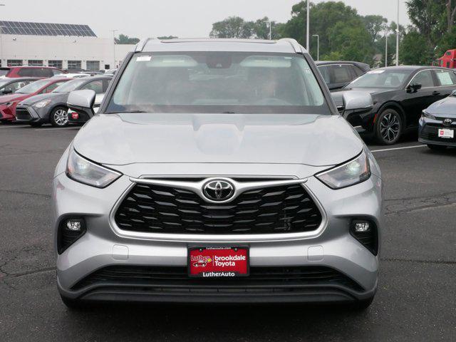 Certified 2022 Toyota Highlander XLE with VIN 5TDHZRBH4NS163383 for sale in Brooklyn Center, Minnesota