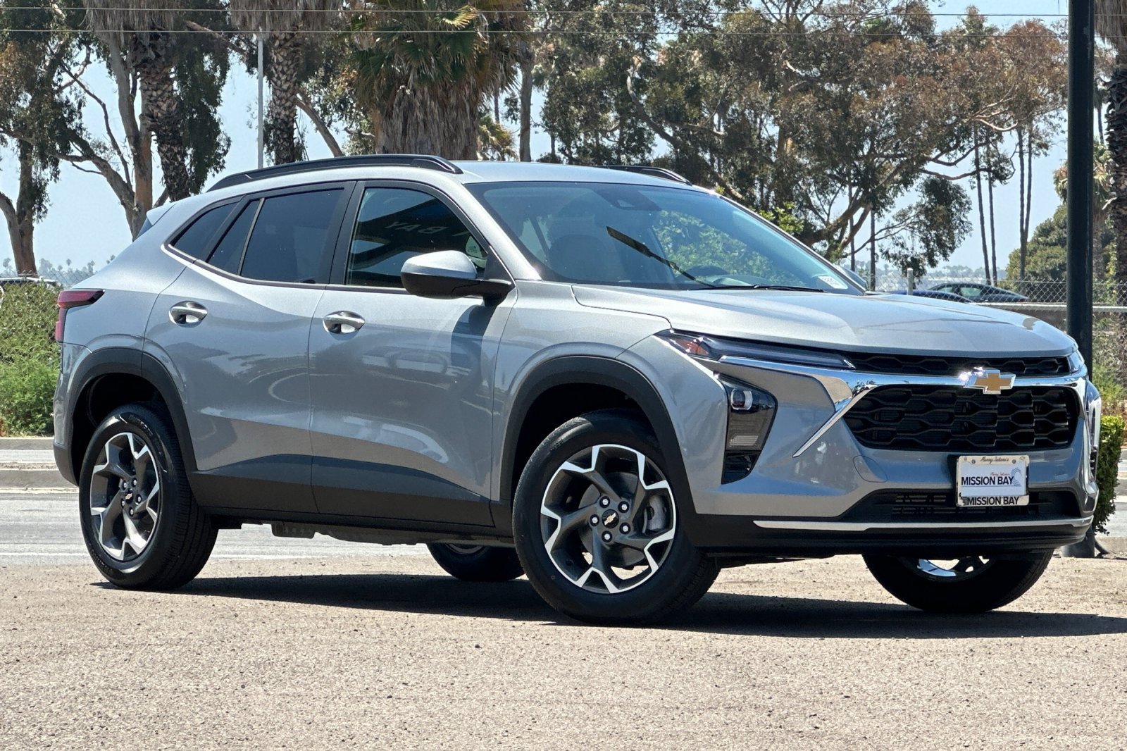 2025 Chevrolet Trax photo 2
