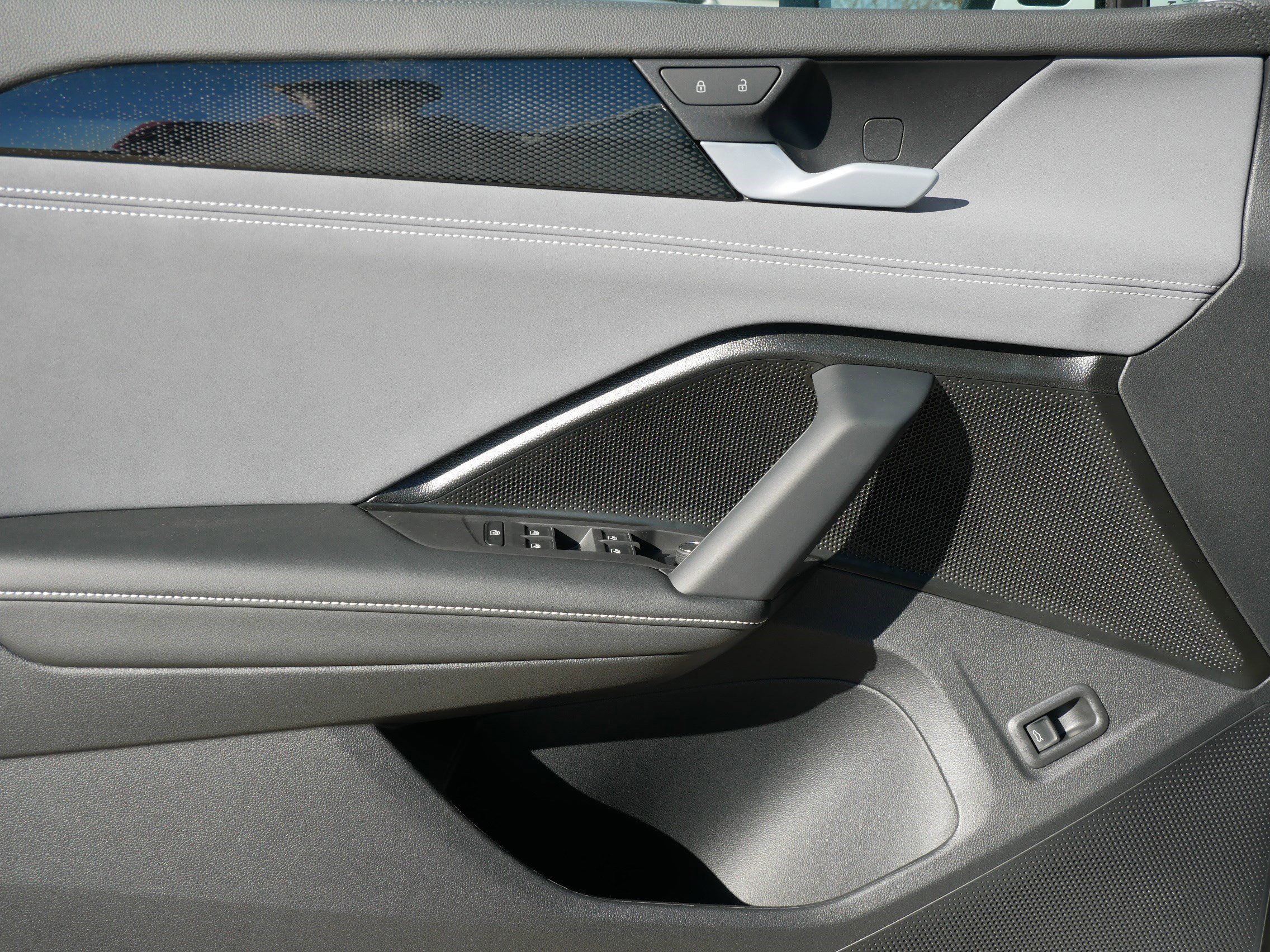 2026 Volkswagen Tiguan SE photo 3