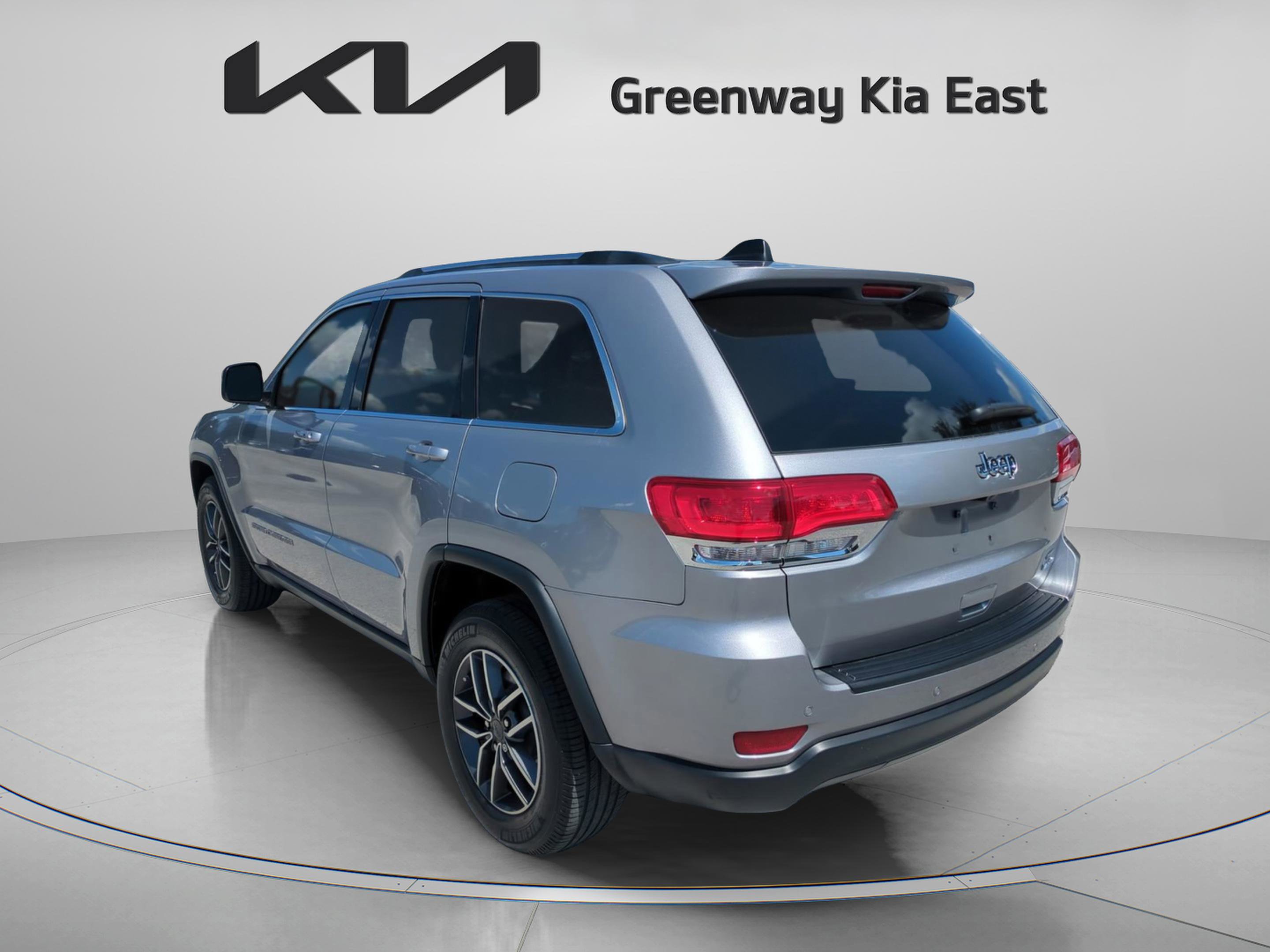 2019 Jeep Grand Cherokee Laredo E photo 3