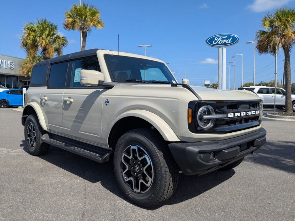 2025 Ford Bronco Outer Banks photo 2
