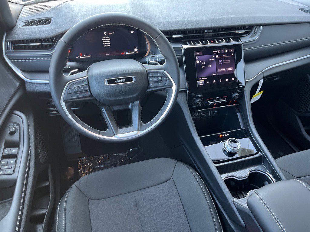 2025 Jeep Grand Cherokee Laredo Altitude photo 13