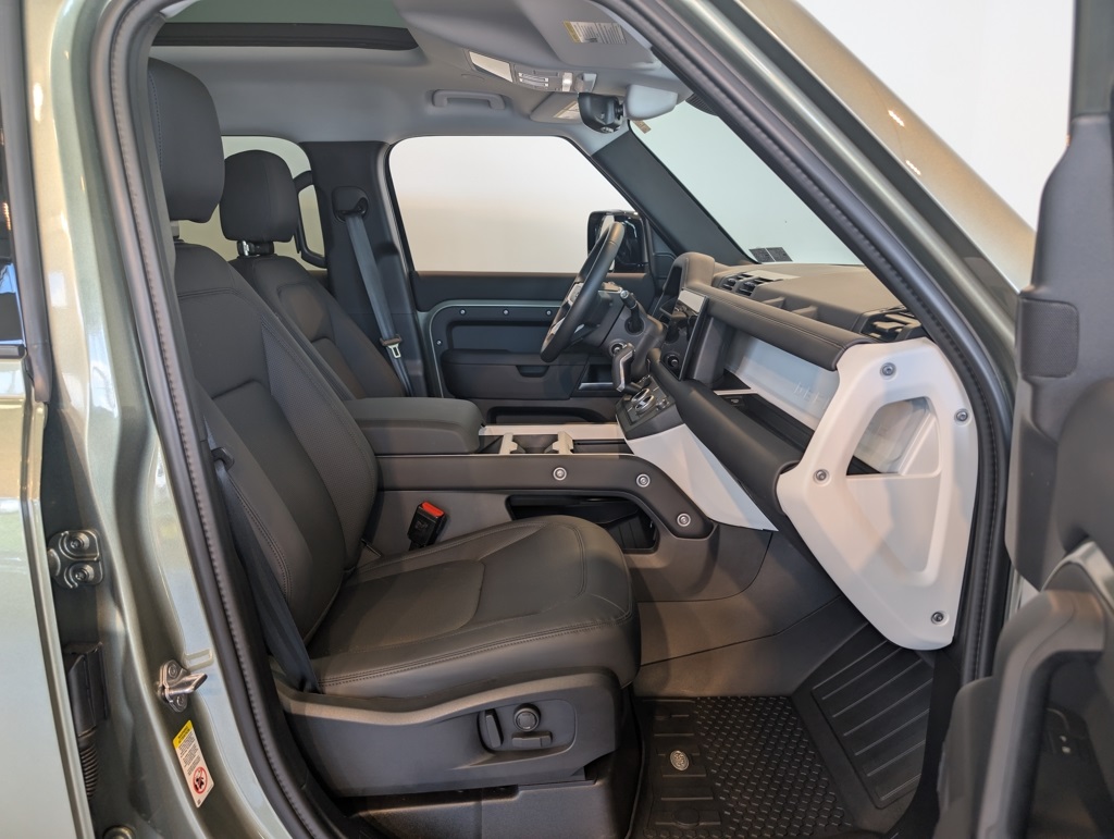 2025 Land Rover Defender 110 S photo 30
