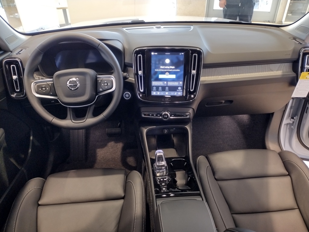 2026 VOLVO XC40 - Image 22
