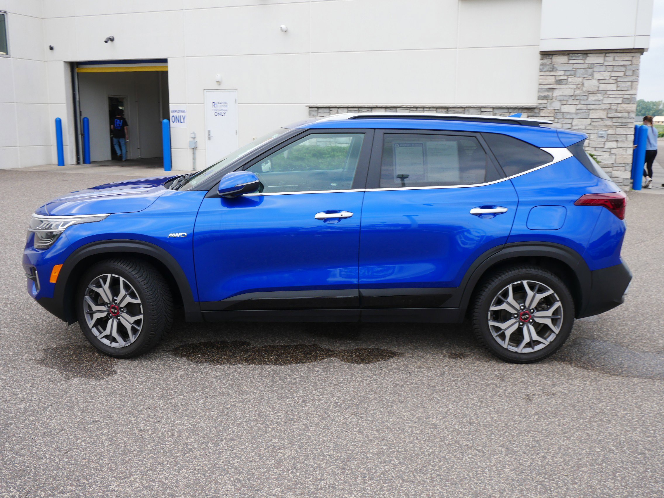 Used 2021 Kia Seltos SX with VIN KNDETCA23M7174933 for sale in Coon Rapids, Minnesota