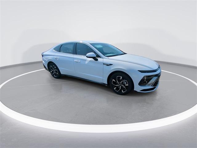 2025 Hyundai Sonata SEL photo 2