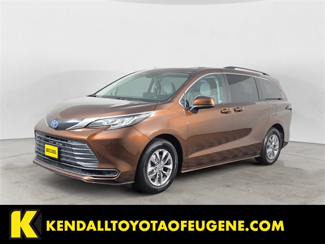 2023 Toyota Sienna LE's photo