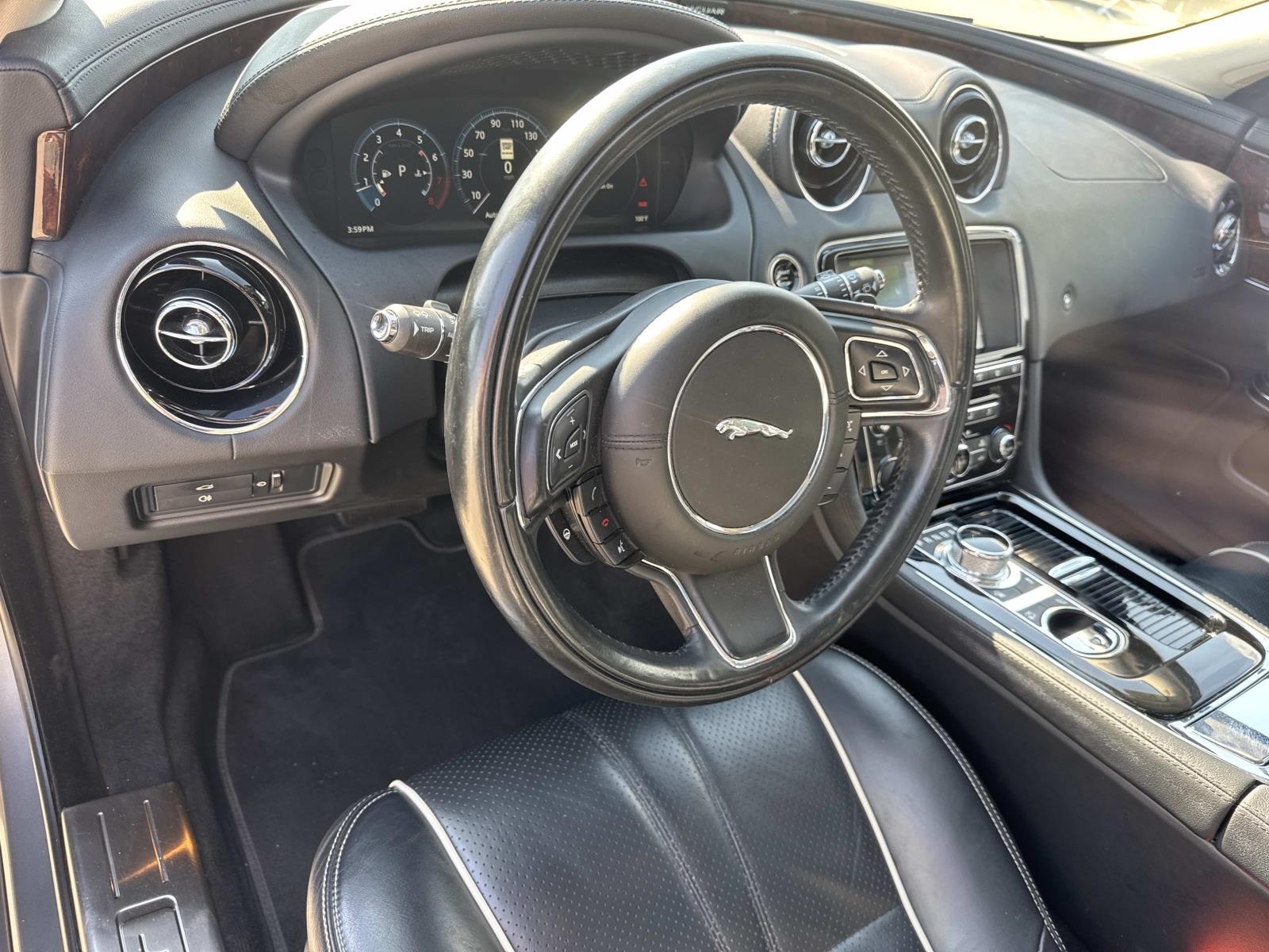2017 Jaguar XJ R-Sport photo 16