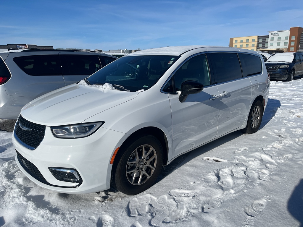 2025 Chrysler Pacifica Select's photo