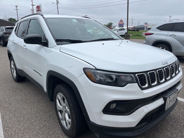 2024 Jeep Compass Latitude photo 2