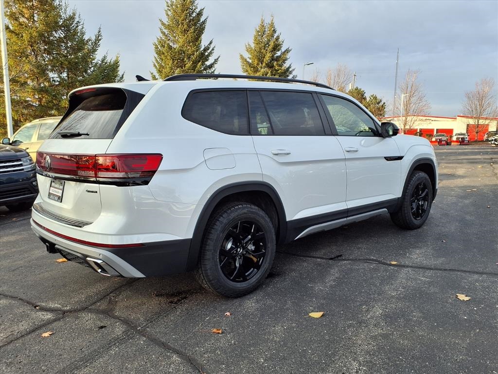 2026 Volkswagen Atlas Peak Edition SE photo 2