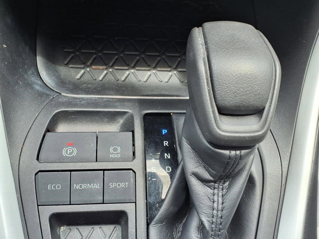 2020 Toyota RAV4 XLE photo 19