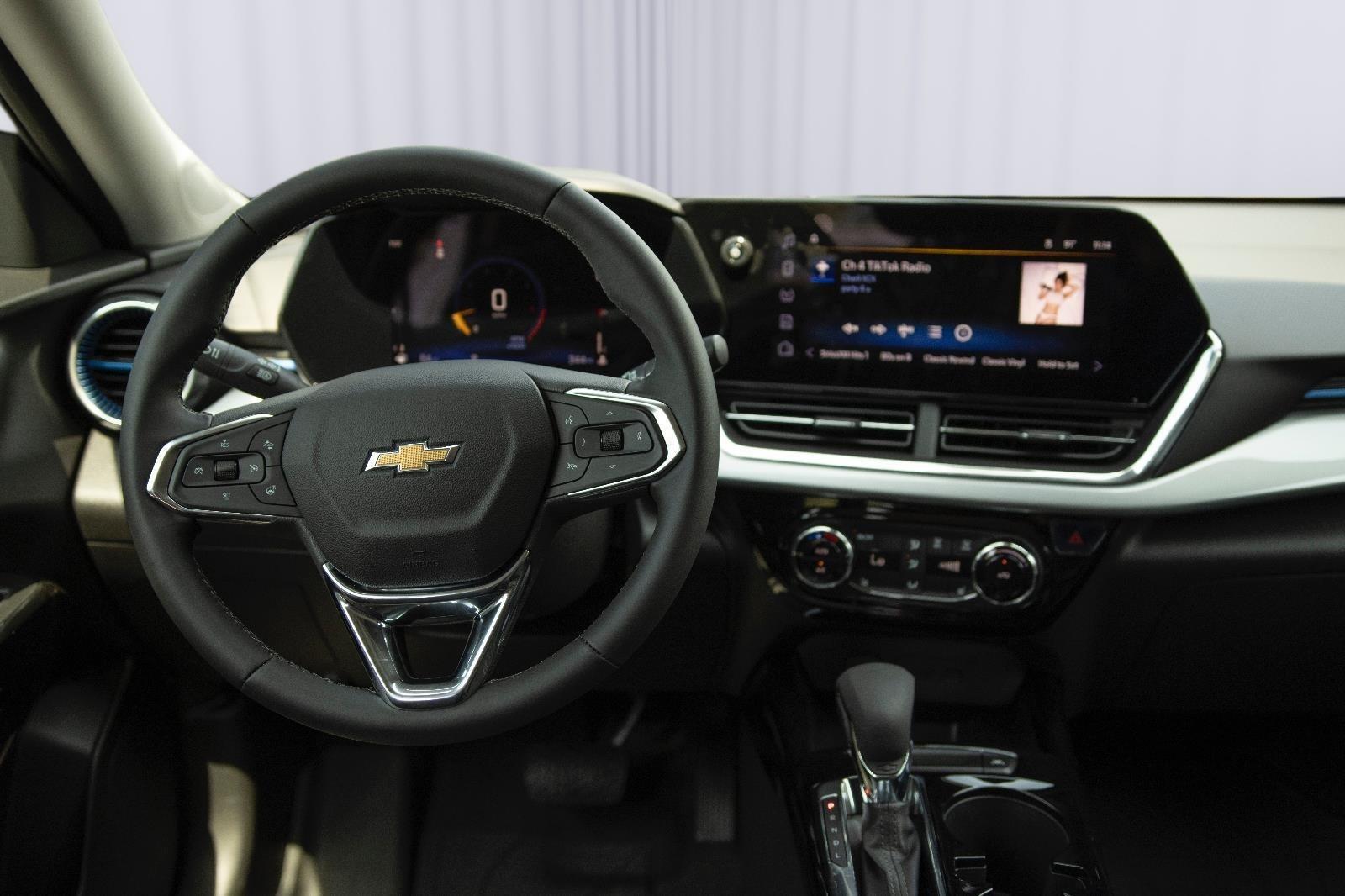 2025 Chevrolet Trax LT photo 9