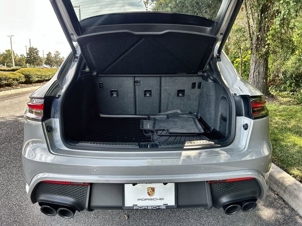 2024 Porsche Macan Base photo 28