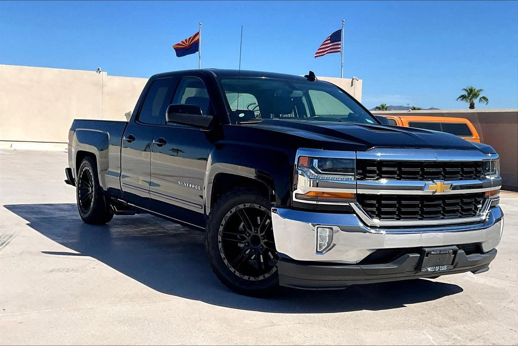 2018 Chevrolet Silverado 1500 LT photo 2