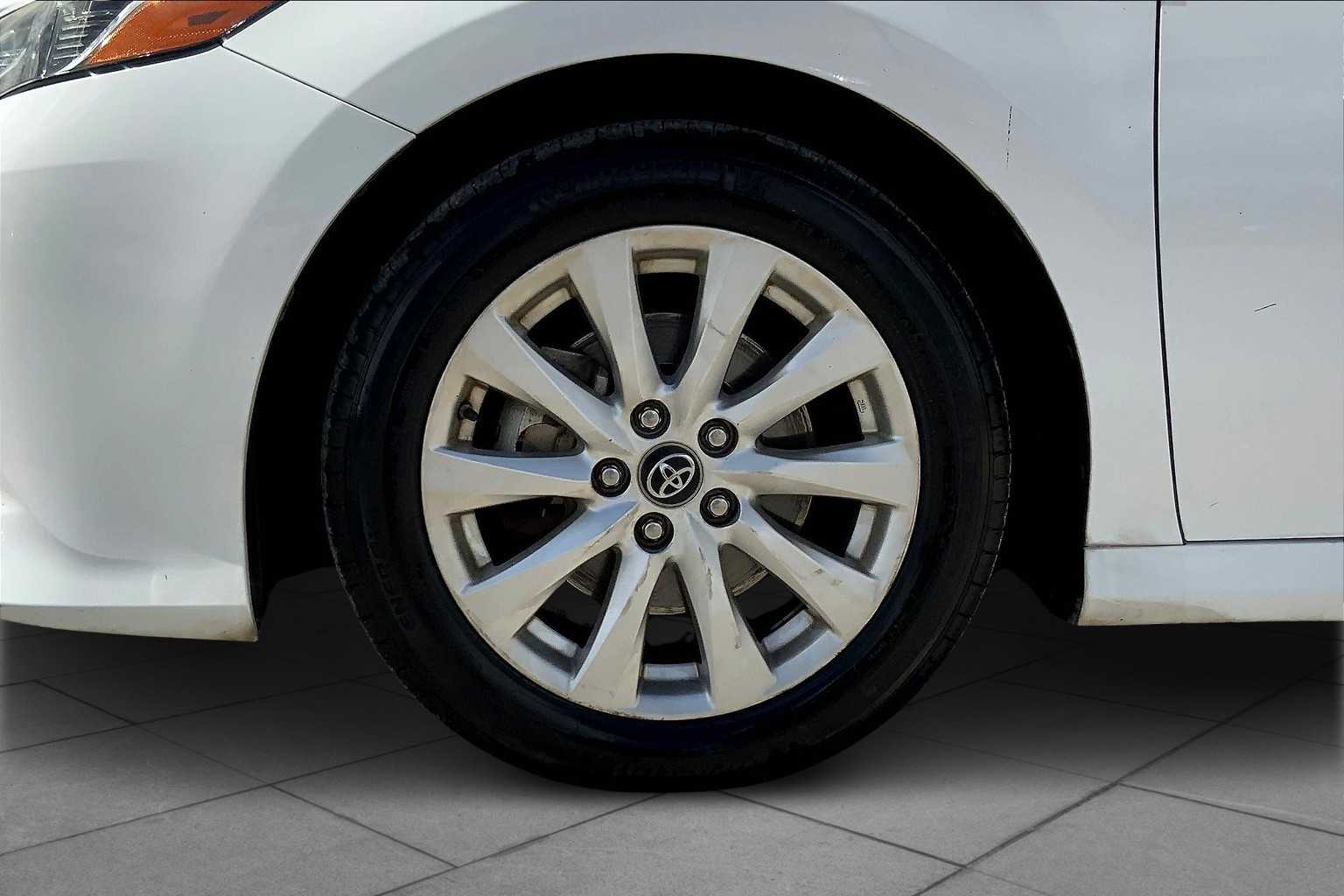 2019 Toyota Camry LE photo 9
