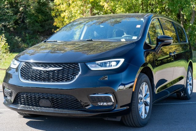 2024 Chrysler Pacifica Touring L photo 2