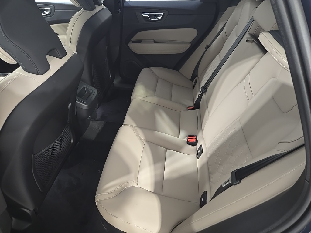 2026 Volvo XC60 B5 Plus photo 20