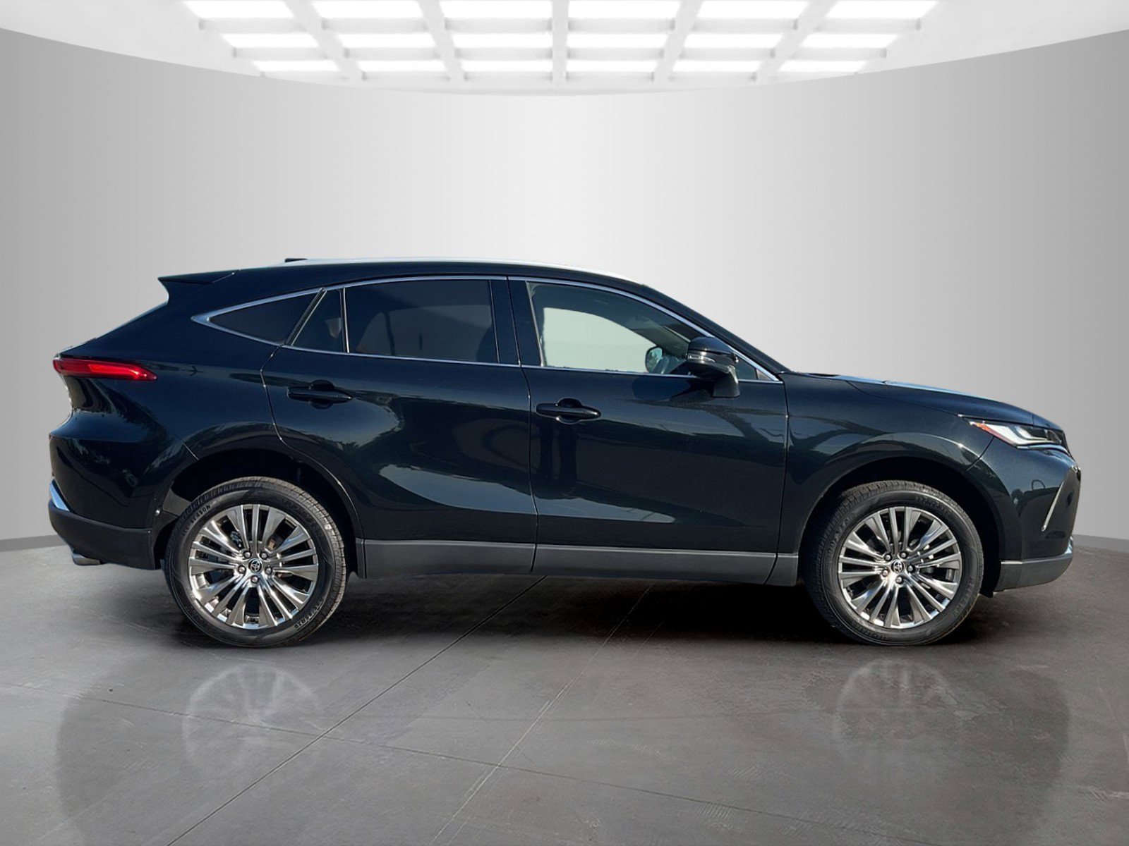 2023 Toyota Venza XLE photo 2