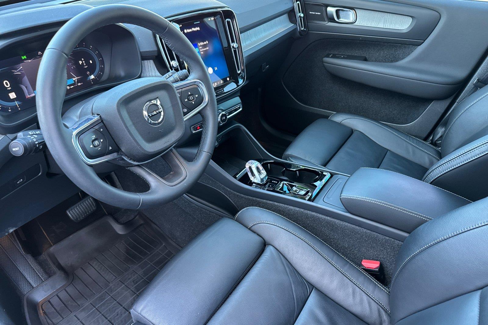 2023 Volvo XC40 Ultimate photo 2