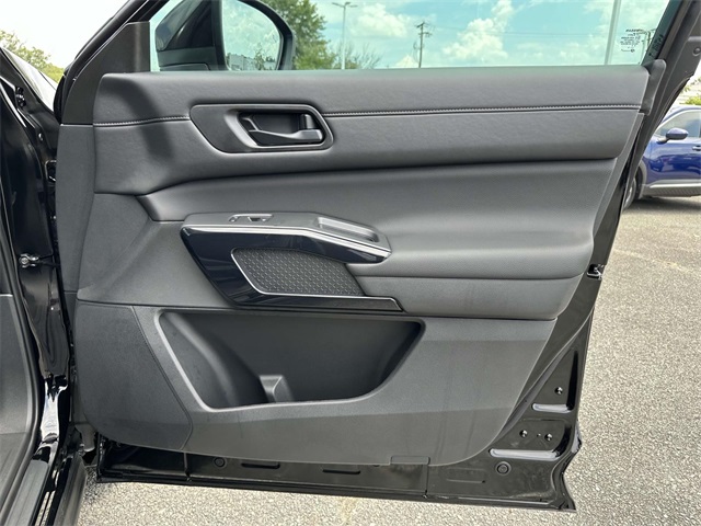 2025 Nissan Pathfinder SV photo 8