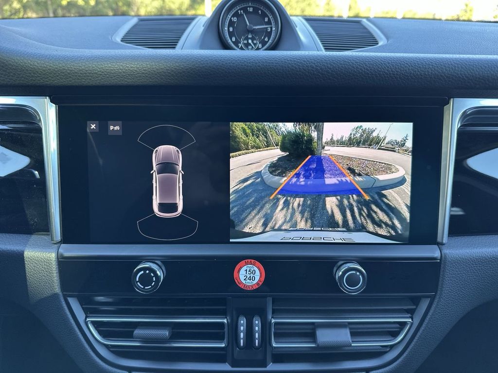 2025 Porsche Macan Base photo 15